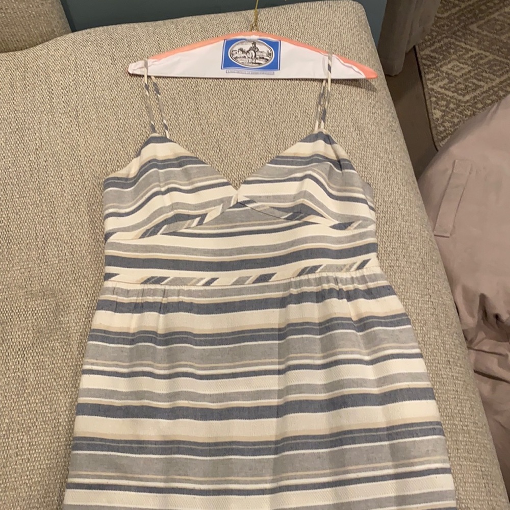 Beautiful theory, summer dress, with pockets. Linen like fabric. Fitted style